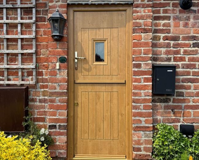 Irish Oak Stable Spy View
